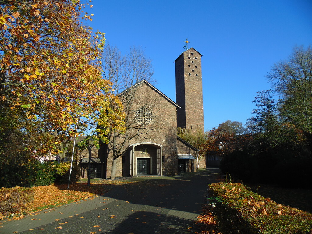Die Kirche St. Albertus-Magnus, welche hinter dem "Krieler Dömchen" in Köln-Lindenthal liegt (2020).
