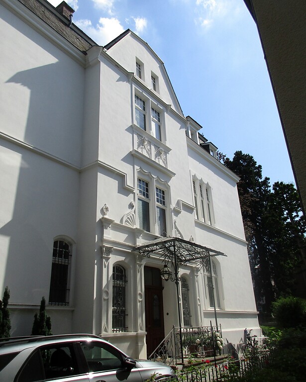Die nordwestliche Fassade mit dem Eingang der Villa Zuntz in der Argelanderstraße, Bonner Südstadt (2022), ursprünglich Wohnhaus der Kaffeeröster-Unternehmerfamilie Zuntz ("A. Zuntz sel. Wwe.").