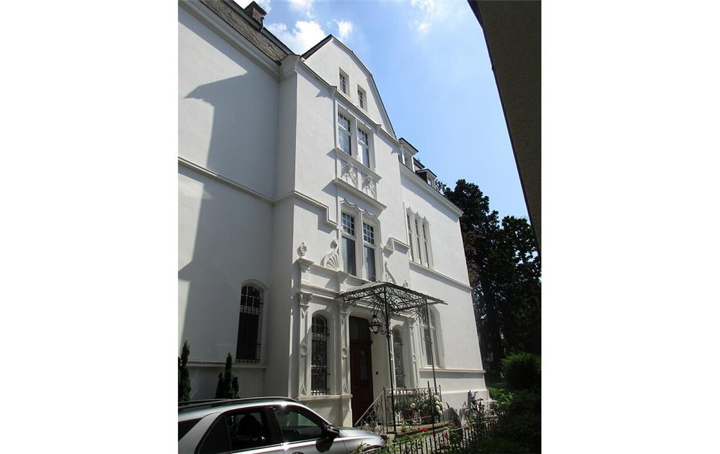 Die nordwestliche Fassade mit dem Eingang der Villa Zuntz in der Argelanderstraße, Bonner Südstadt (2022), ursprünglich Wohnhaus der Kaffeeröster-Unternehmerfamilie Zuntz ("A. Zuntz sel. Wwe.").