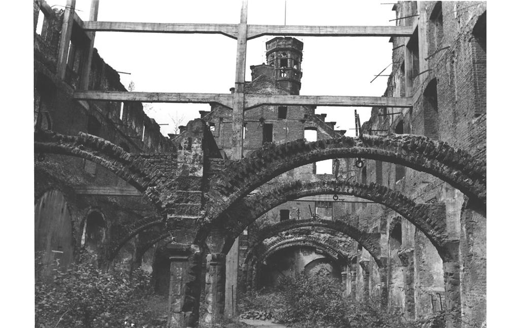 Historisches Foto des schwer kriegszerstörten Zeughauses in Köln-Neustadt-Nord (vor 1953).