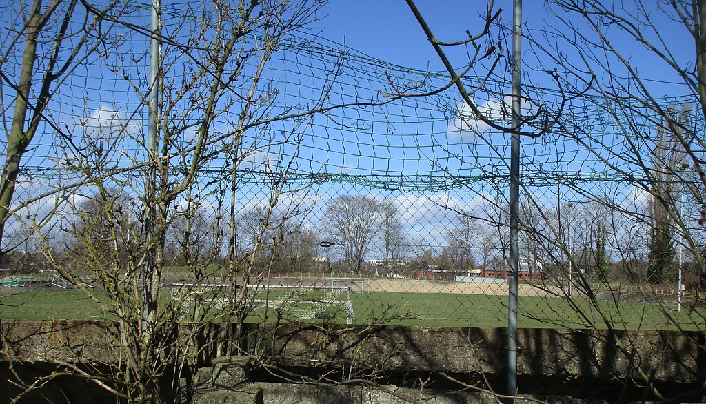 Blick von außen auf die Spielfläche Jugendstadions in Düren-Rölsdorf (2021).