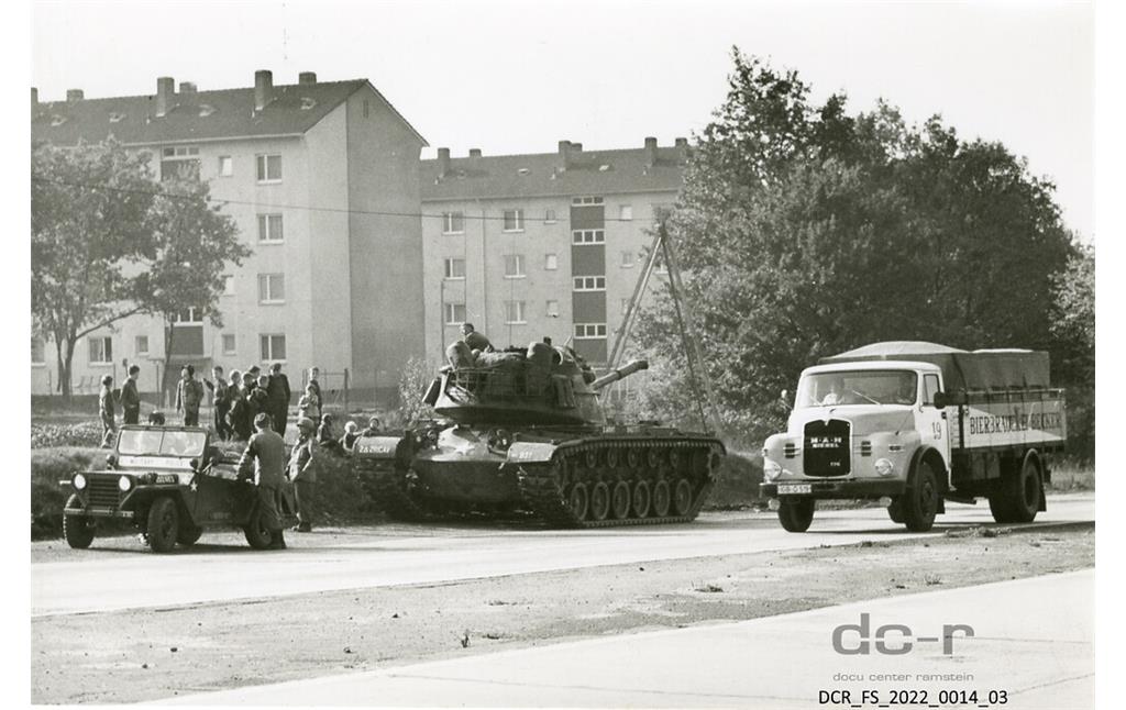 US-amerikanischer Jeep und Panzer auf der Donnersberger Straße in Kaiserslautern 1963.