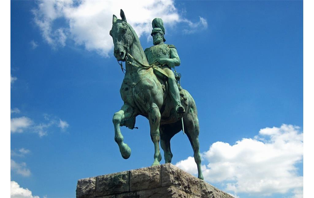 Ansicht des Standbilds von Kaiser Friedrich III. vom dem Bildhauer Louis Tuaillon (1862-1919) im Nordwesten der Hohenzollernbrücke (2015).
