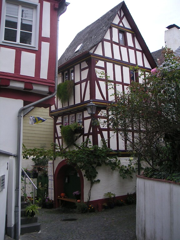 Blick auf das Fachwerkhaus Zehntstraße 14, Altes Rathaus, in Briedel (2020).