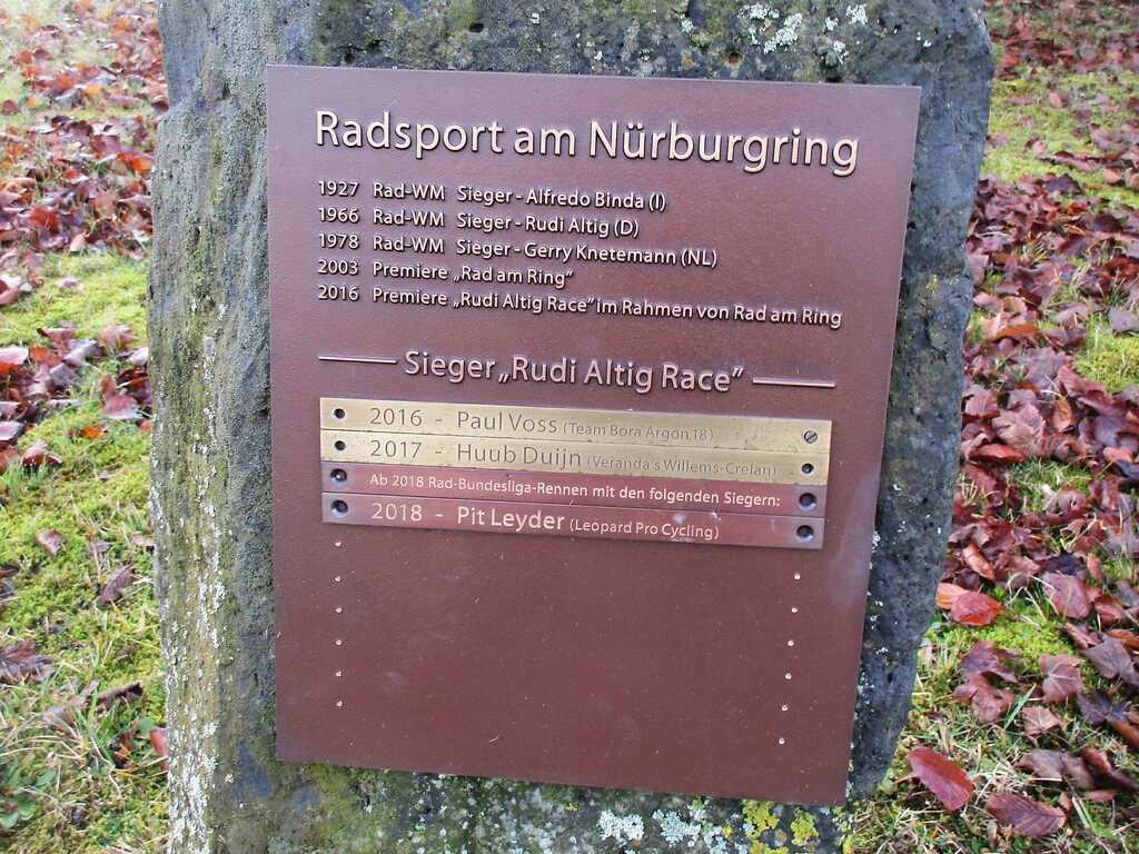 Die Tafel am Denkmal "Radsport am Nürburgring" erinnert daran, dass der "Ring" auch Austragungsort zahlreicher Radsportwettbewerbe war, u.a. fand hier 1927, 1966 und 1978 die Rad-WM statt (2020).