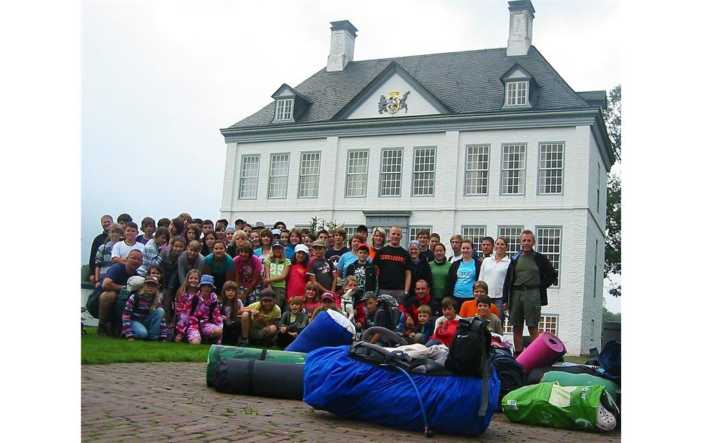 Eine Pfadfindergruppe aus der Eifel macht auf ihrem Niederrhein-Hike Station auf Haus Kolk im Uedemer Bruch (2010).