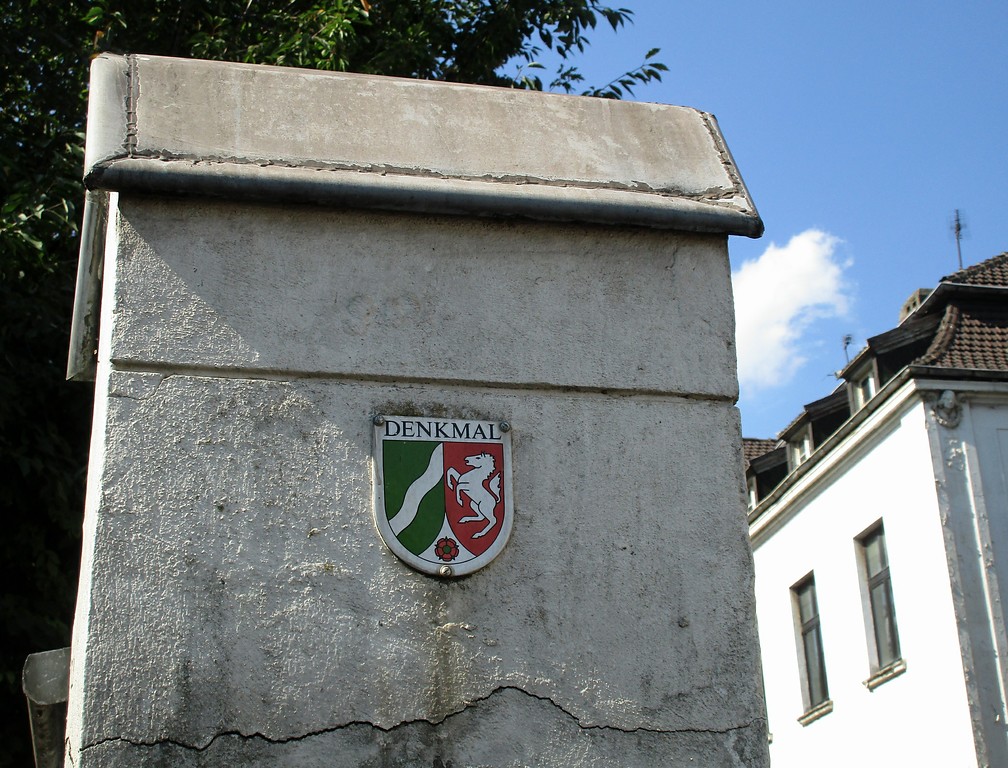 Denkmalplakette an den Mauerresten des jüdischen Friedhofs Rheinbrückenstraße in Ruhrort (2016).