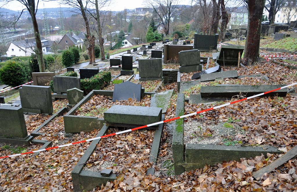 In Restaurierung befindliche Gräberreihen auf dem jüdischen Friedhof am Weinberg in Wuppertal-Elberfeld (2014).