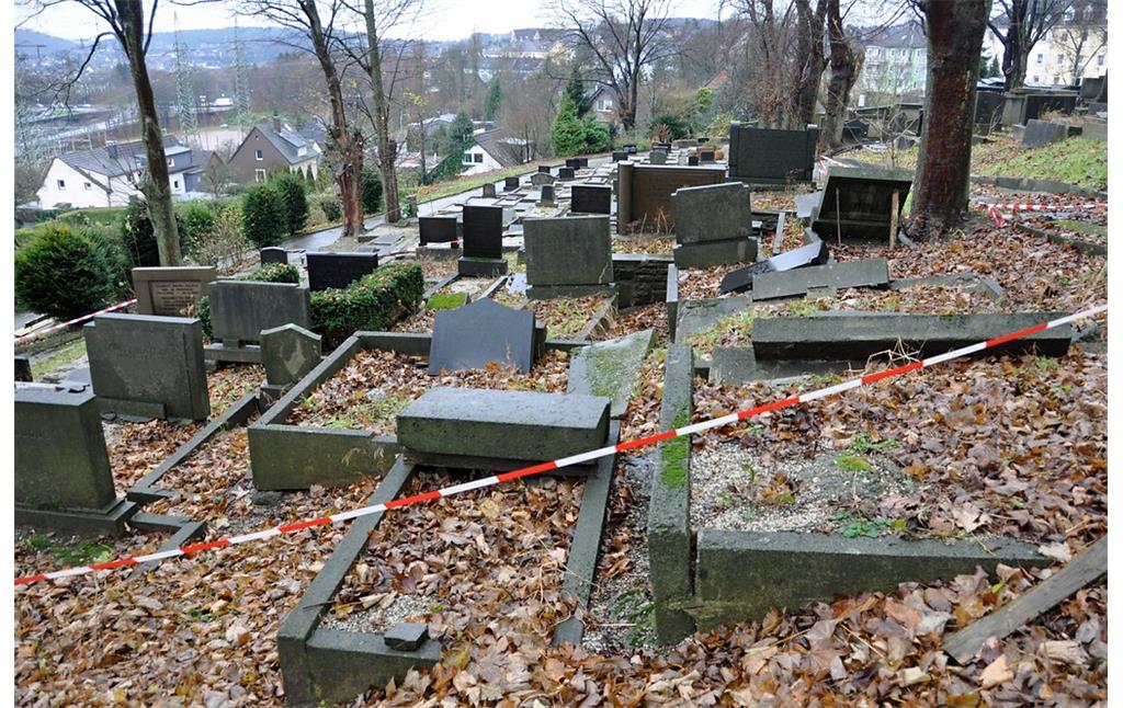 In Restaurierung befindliche Gräberreihen auf dem jüdischen Friedhof am Weinberg in Wuppertal-Elberfeld (2014).