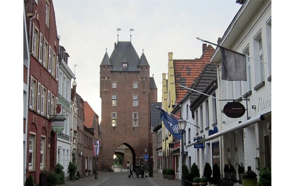 Innerer Torbau des 1393 erbauten Doppeltors "Klever Tor" in Xanten von der stadtinneren Seite aus, der Klever Straße (2013).