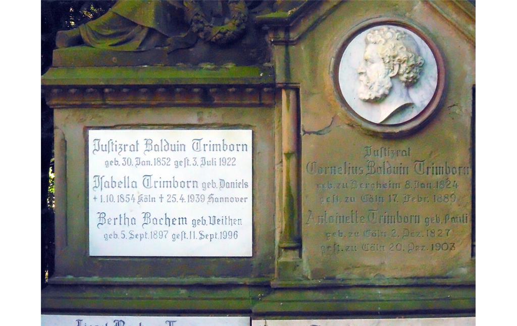 Detailansicht der Grabstätte der Familie Trimborn auf der sogenannten "Millionenallee" auf dem Melatenfriedhof in Köln-Lindenthal (2020). Rechts im Bild die Inschrift für Cornelius Balduin und Antoinette, geborene Pauli, Trimborn, auf welche die heutige Familie Trimborn zurückzuführen ist.