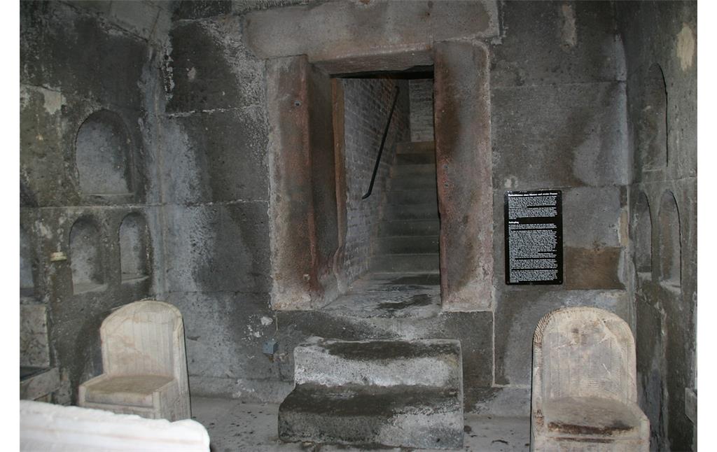 Die Weidener Grabkammer (2014), Blick aus der Grabkammer in Richtung Tür.