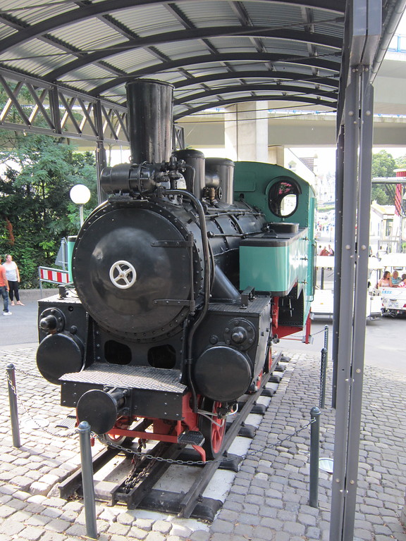 Die sowohl auf der Petersbergbahn wie auch der Drachenfelsbahn eingesetzte Dampflokomotive Nr. 2, Baujahr 1927, als Denkmallok vor dem Talbahnhof der Drachenfelsbahn (2013).