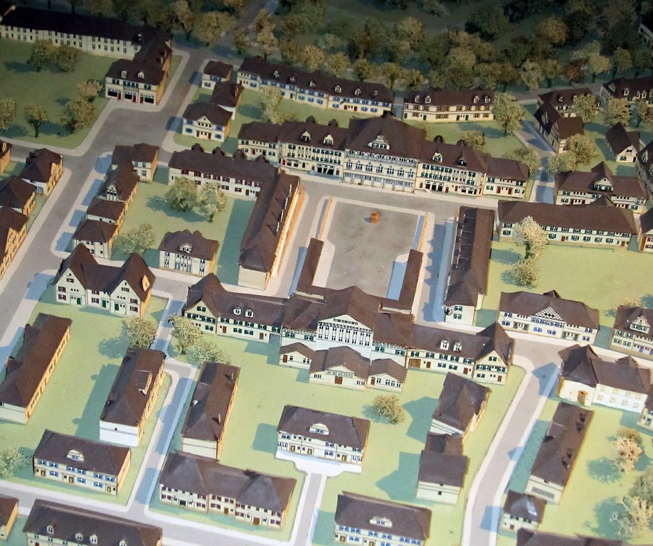 Ausschnitt eines Modells der Essener Krupp-Siedlung Margarethenhöhe im Bereich des zentralen Marktplatzes mit der Konsumanstalt (Modell in der LVR-Verbundausstellung "1914 - Mitten in Europa", 2014)