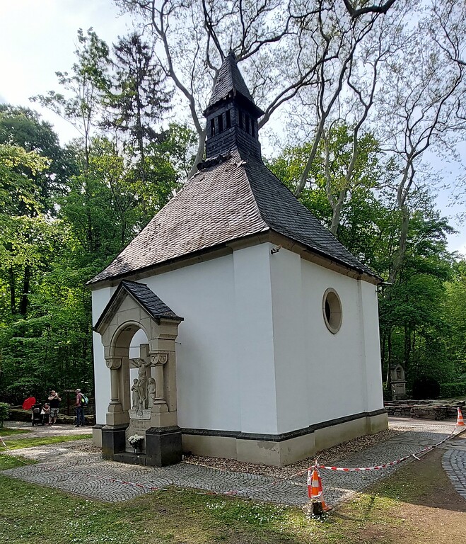 Die Waldkapelle im Rheinbacher Stadtwald (2022). Die 1686 errichtete Wallfahrtskapelle zum Heiligen Namen Jesu, neben dem sich einst ein kleines Franziskanerkloster befand, geht auf eine um 1681 beginnende Pilgertätigkeit zu diesem Ort zurück.