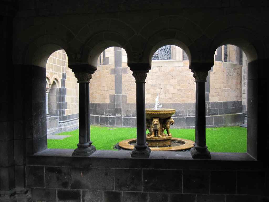 Blick in den abgeschlossenen Garten des Paradieses ('Hortus conclusus') mit dem  Löwenbrunnen in der Kirche der Benediktinerabtei Maria Laach (2010)
