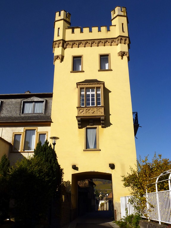 Weißer Turm der Stadtbefestigung Oberwesel (2016): Der Schalentorturm mit Wehrgang und Schießscharten in allen Geschossen.