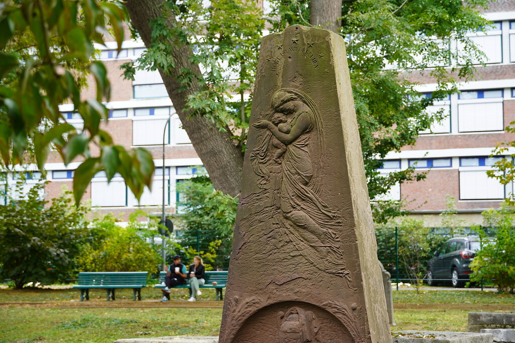 Grabstele mit kunstvollen Relief auf dem historischen Geusenfriedhof in Köln-Lindenthal (2021).