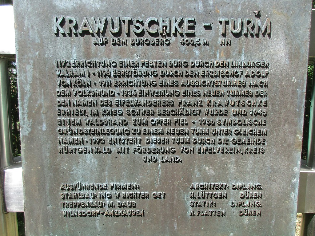 Metallene Informationstafel zur Baugeschichte des nach Franz Krawutschke (1862-1940) benannten Krawutschke-Aussichtsturms auf dem 400,8 Meter hohen Burgberg bei Hürtgenwald-Bergstein (2017).