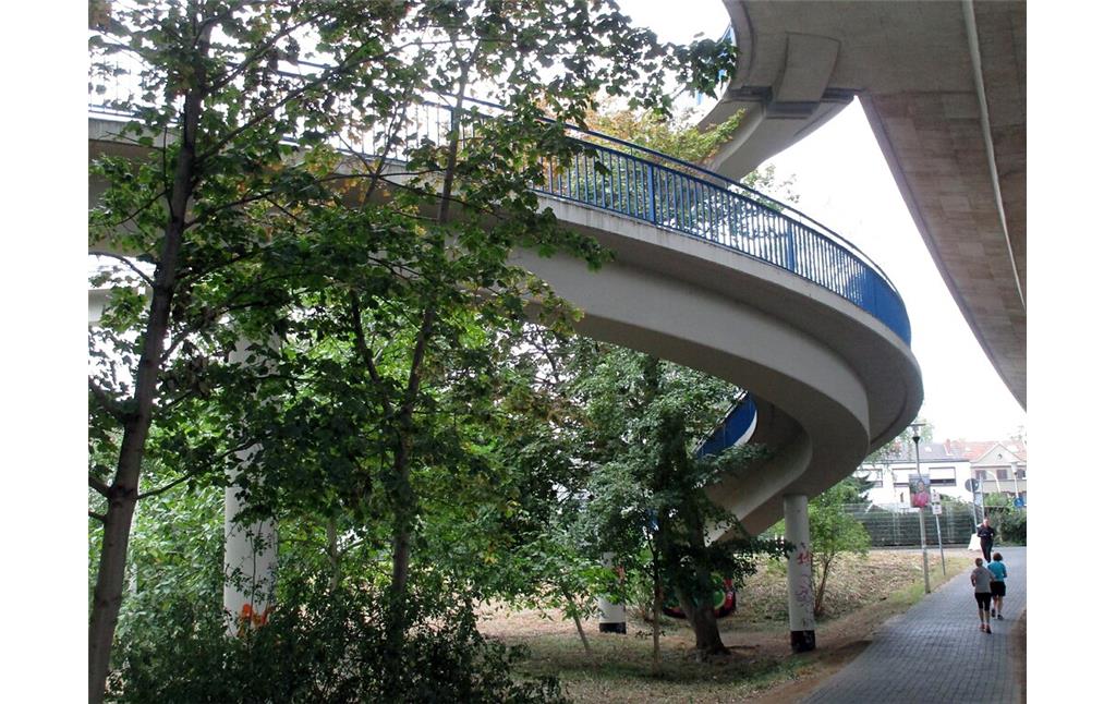 Blick von unten auf die kreiselförmig-runde Auffahrt für Fahrräder bzw. den Fußgänger-Zuweg auf der Bonner Seite der Nordbrücke "Friedrich-Ebert-Brücke" (2020).