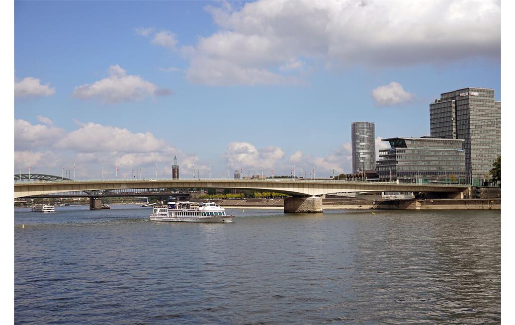 Blick vom Schokoladenmuseum im Rheinauhafen in Köln-Altstadt-Süd in Richtung Deutzer Brücke (2021).