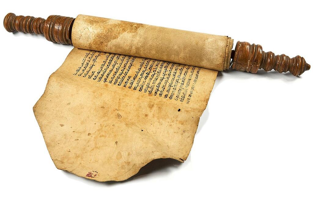 Thorarolle auf Pergament im Gutenberg Museum in Fribourg/Schweiz (2017). Thora, auch Tora oder Torah, bezeichnet den ersten Teil der hebräischen Bibel mit den fünf Büchern Mose (Tanach bzw. Pentateuch), die heilige Schrift des Judentums.
