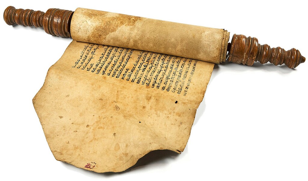 Thorarolle auf Pergament im Gutenberg Museum in Fribourg/Schweiz (2017). Thora, auch Tora oder Torah, bezeichnet den ersten Teil der hebräischen Bibel mit den fünf Büchern Mose (Tanach bzw. Pentateuch), die heilige Schrift des Judentums.