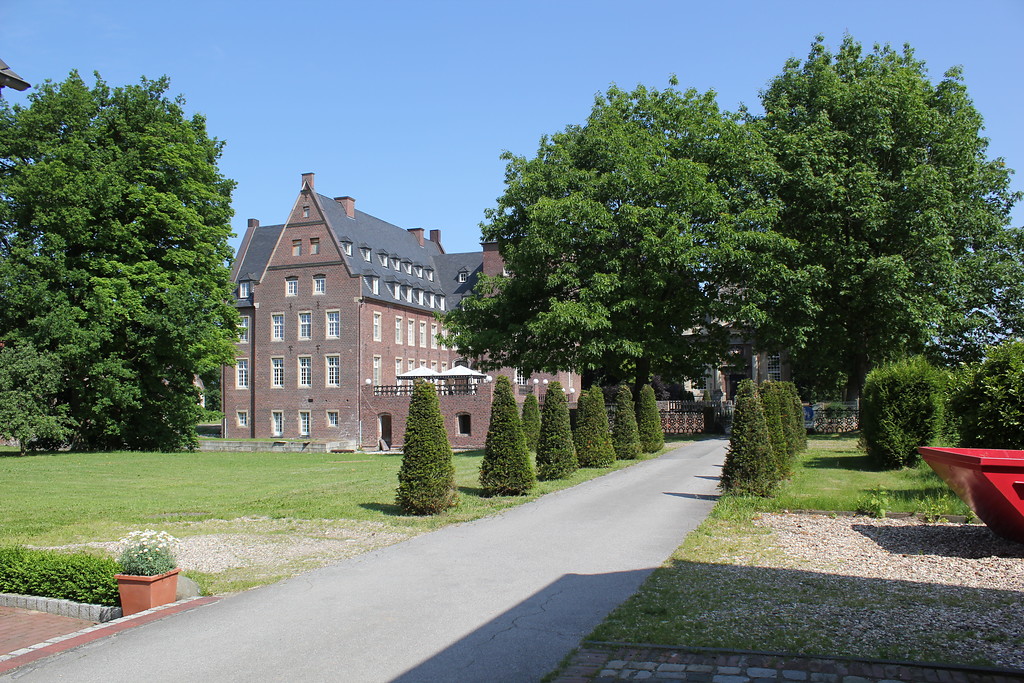 Haupthaus und Zufahrt des Schlosses Diersfordt (2012)