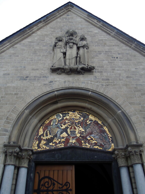 Eingangsportal zur Stiftskirche St. Georg in der Georgstraße in Köln-Altstadt/Süd (2021).