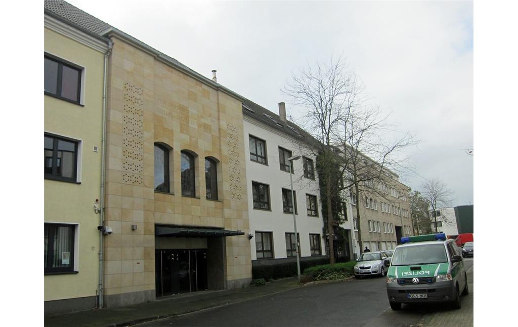 Die neue Synagoge in der Wiedstraße in Krefeld (2014). Rechts im Bild ein Polizeifahrzeug zum Objektschutz.