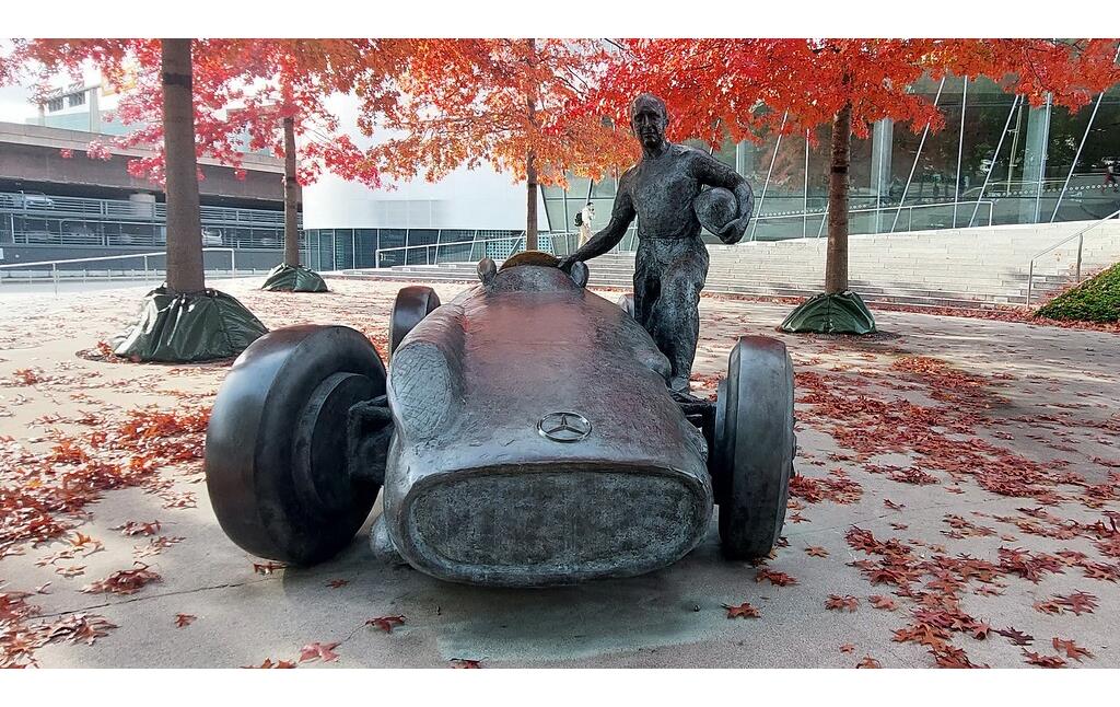 Der Abguss des Denkmals für den Automobilrennfahrer Juan Manuel Fangio auf dem Vorplatz des Mercedes-Benz Museums in Stuttgart (2022).
