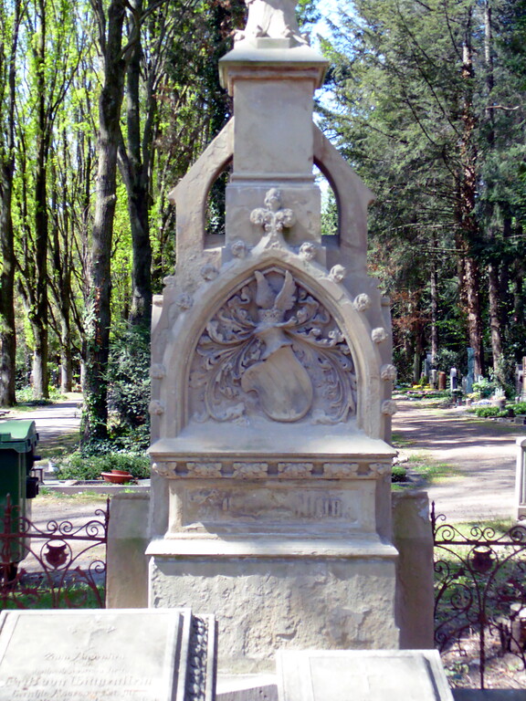 Das Familienwappen an der Grabstätte der Familie von Wittgenstein auf dem Melatenfriedhof in Köln-Lindenthal (2020).