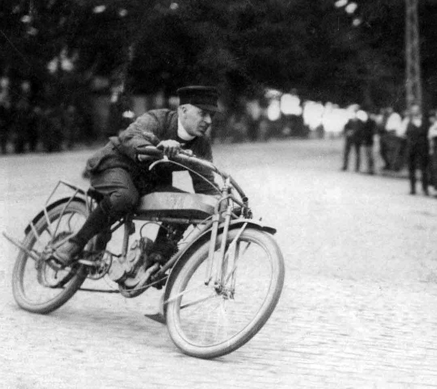 Historische Aufnahme des Rennfahrers Wilhelm Etzbach auf einer "Herko"-Rennmaschine bei einem Motorradrennen im Köln-Lindenthaler Stadtwald 1924.