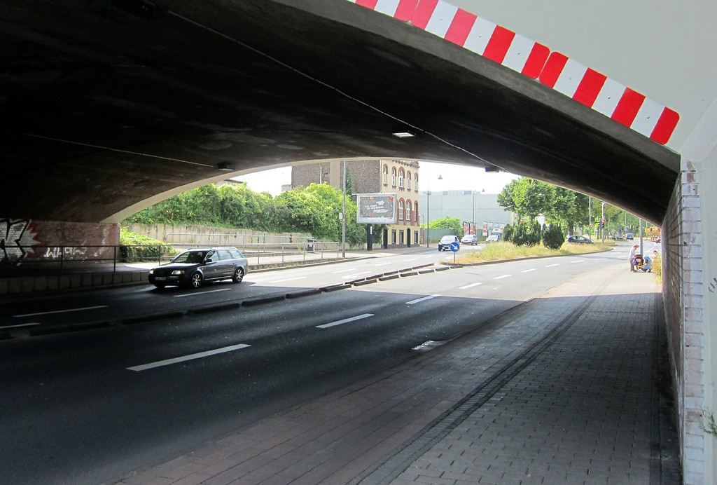 Venloer Straße unterhalb der Eisenbahnbrücke am früheren Gelände des so genannten "Zigeunerlagers Köln-Bickendorf" (2013).