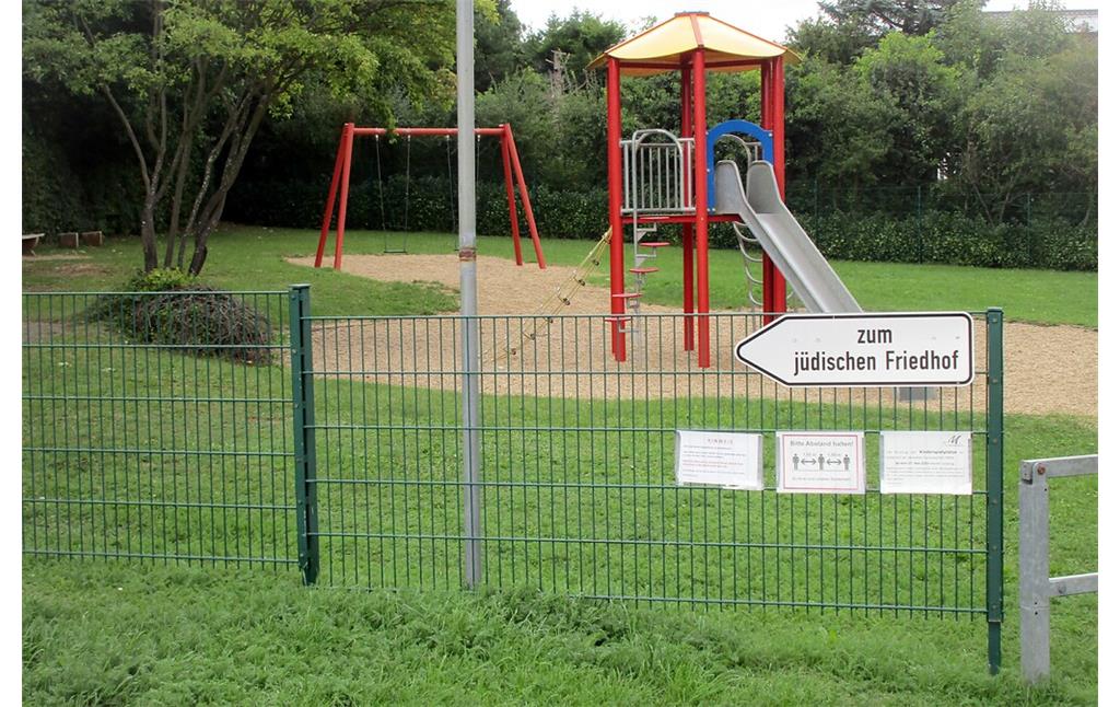 Hinweisschild zum jüdischen Friedhof Mechernich an einem Spielplatz in der Straße "Im Steinrausch" (2020).