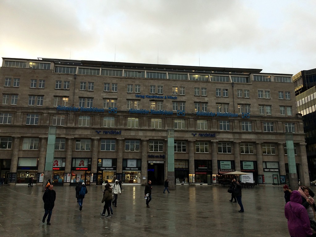 Das Deichmannhaus in der Kölner Altstadt an einem regnerischen Tag vom Bahnhofsvorplatz aus gesehen (2019).