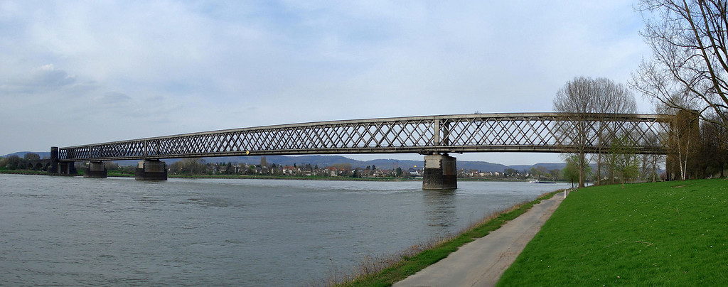 Die Urmitzer Eisenbahnbrücke, auch Rheinbrücke Engers-Urmitz oder Kronprinz-Wilhelm-Brücke (2006).