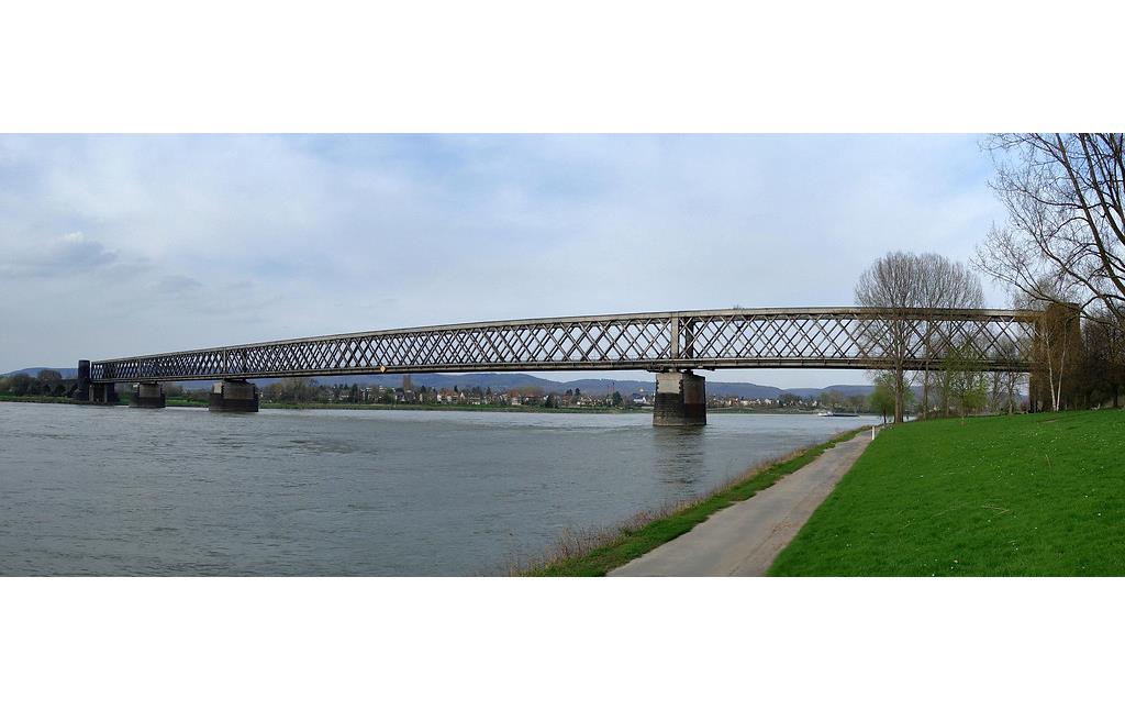 Die Urmitzer Eisenbahnbrücke, auch Rheinbrücke Engers-Urmitz oder Kronprinz-Wilhelm-Brücke (2006).