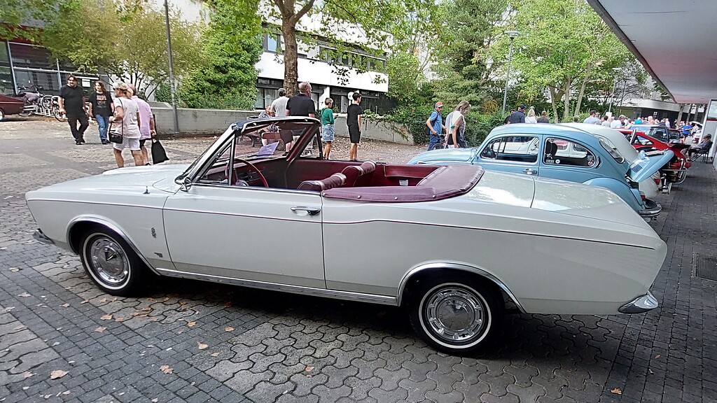 Cabrio-Umbau der Firma Karl Deutsch Karosseriebau eines 1967-1968 produzierten Typs Ford 20M TS / 2300 S (P7), von diesem Typ wurden bei Deutsch 17 Stück hergestellt. Aufnahme 2022 bei einem Oldtimer-Treffen in Wesseling.