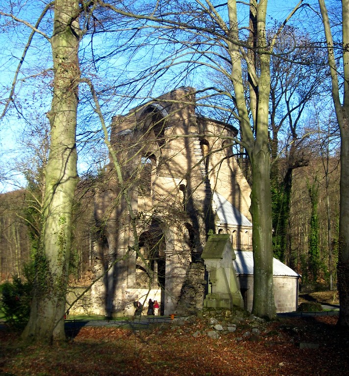 Die Heisterbacher Chorruine und das davor befindliche Caesariusdenkmal bei Königswinter (2014)