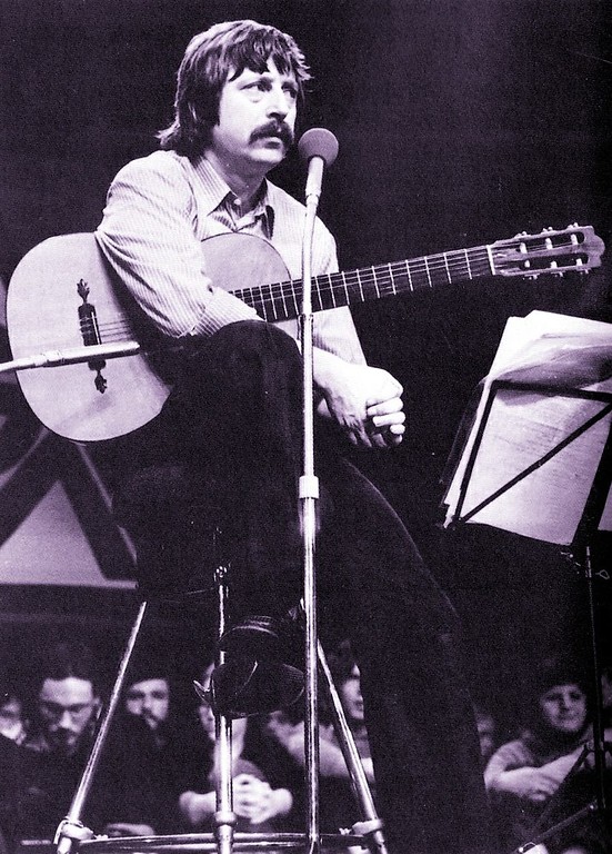 Der DDR-Liedermacher Wolf Biermann am 13. November 1976 auf der Bühne der Sporthalle Köln-Deutz.