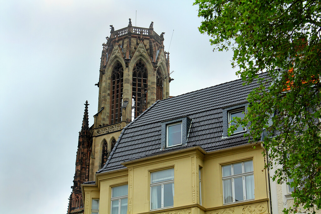 Kirchturm der Kirche St. Agnes im Agnesviertel (2021)