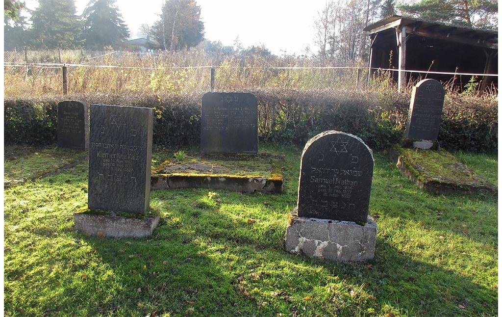 Grabsteine auf dem jüdischen Friedhof Loshardt in Kall (2016).