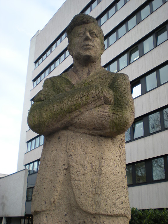 Das John F. Kennedy-Denkmal in Bonn-Plitterdorf in Nahaufnahme (2014)