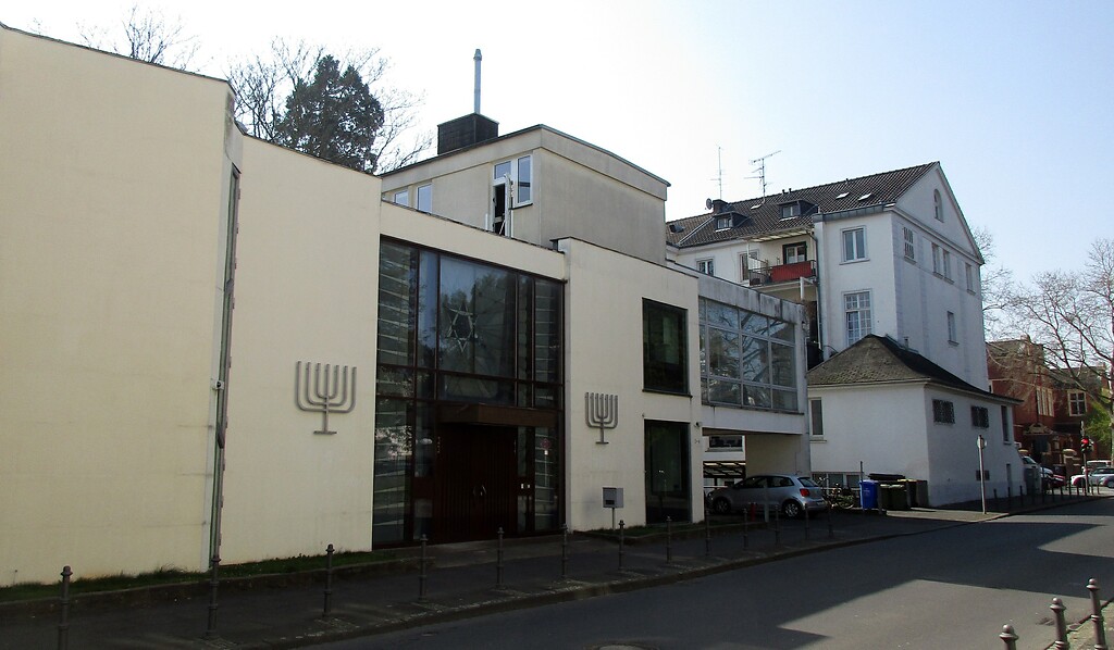 Das Gebäude der Neuen Synagoge in der Tempelstraße in Bonn-Gronau, dahinter das Wohnhaus Adenauerallee 113 (Ecke Tempelstraße, ehemals Wörthstraße) (2022).