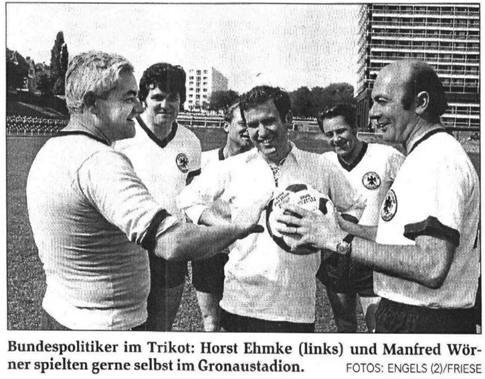 Undatierter Zeitungsausschnitt (um 1980) mit einer Aufnahme von Spielern des FC Bundestag im Sportpark Gronau in Bonn.
