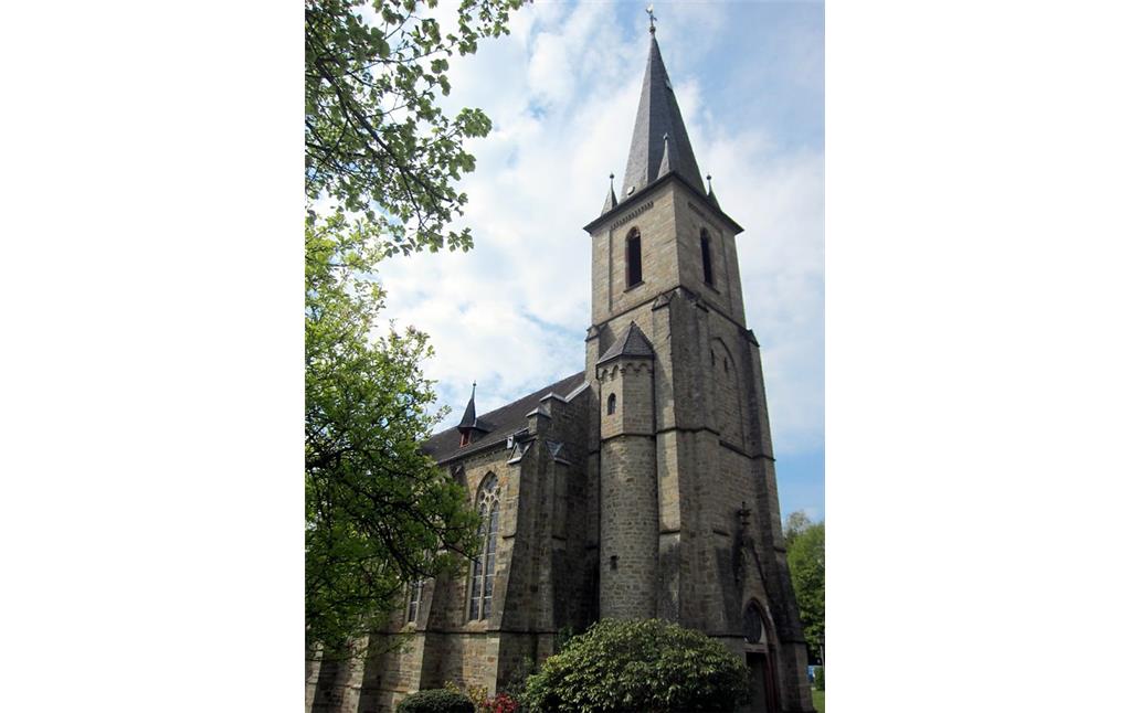 Der Turm der evangelischen Kirche in Windeck-Herchen, Ansicht von Nordosten (2014)