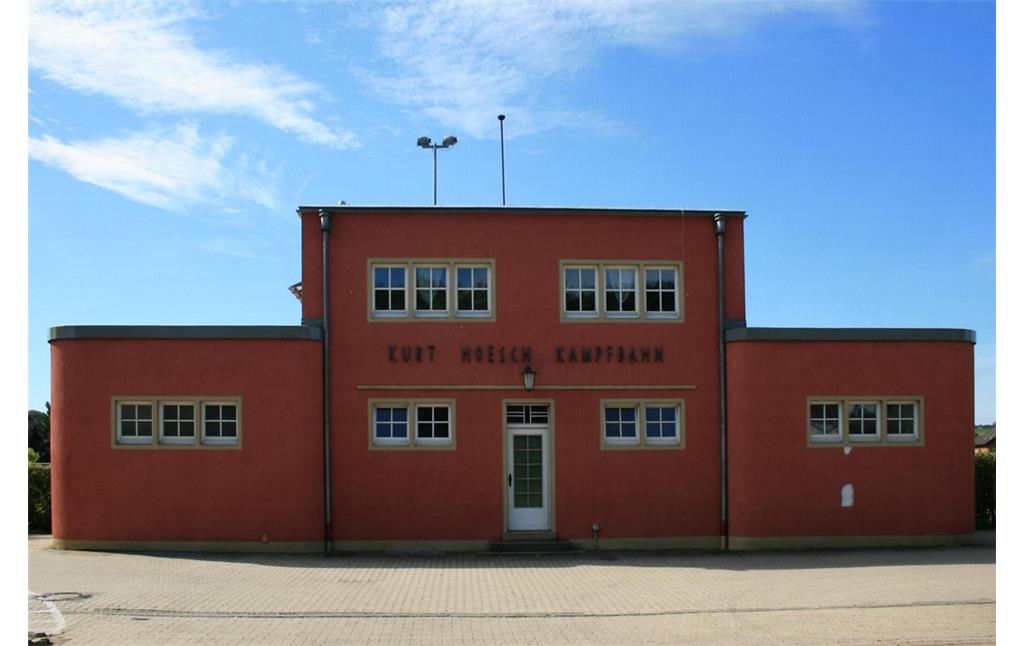 Das Clubhaus der Kurt-Hoesch-Kampfbahn in Kreuzau (2010).