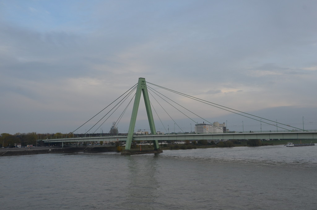 Die Severinsbrücke und das rechte Rheinufer in Köln (2013)
