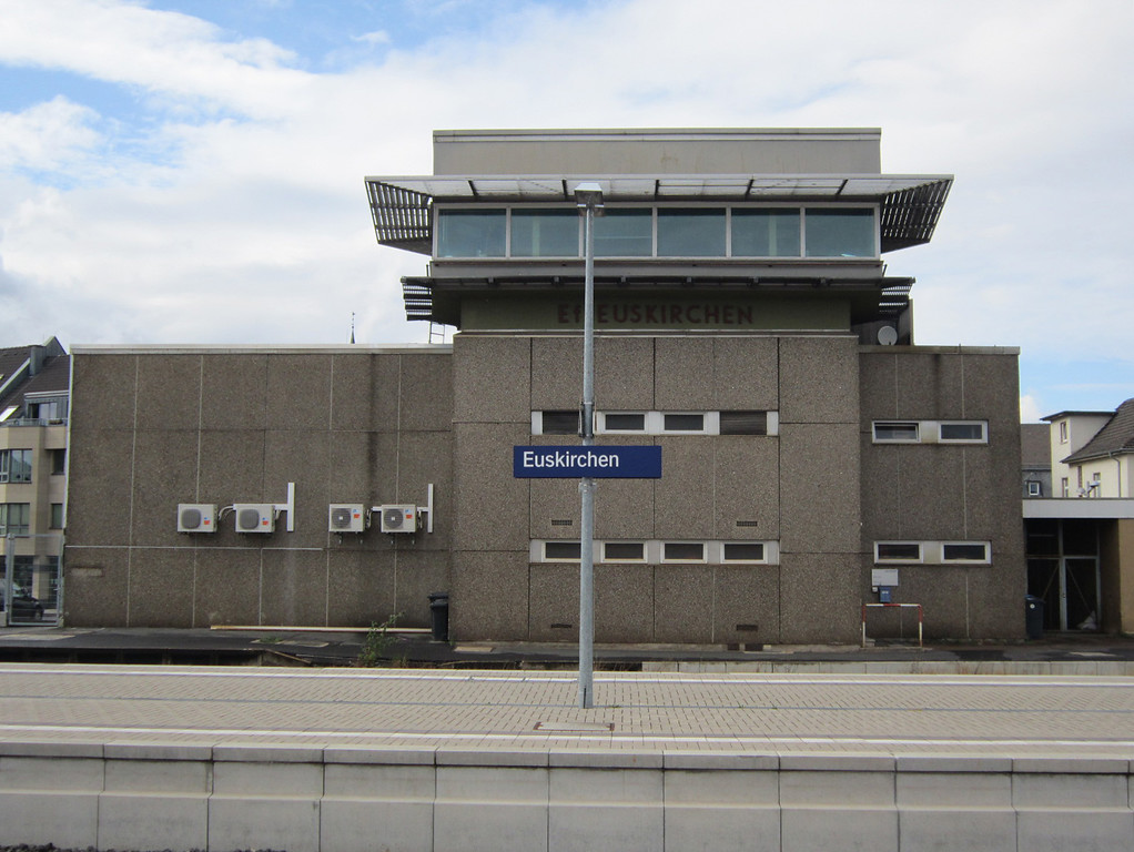 Bahnhof Euskirchen, Stellwerk 'Ef' von der Gleisseite (2015)